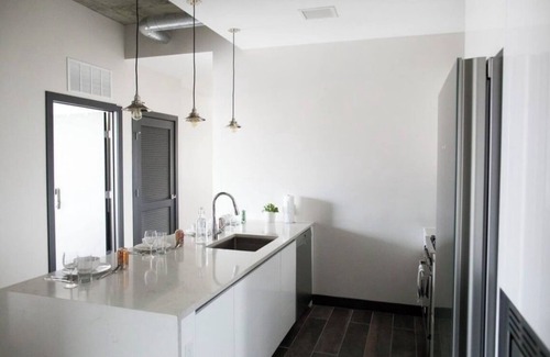 West Loop Apartment | West Loop Oasis