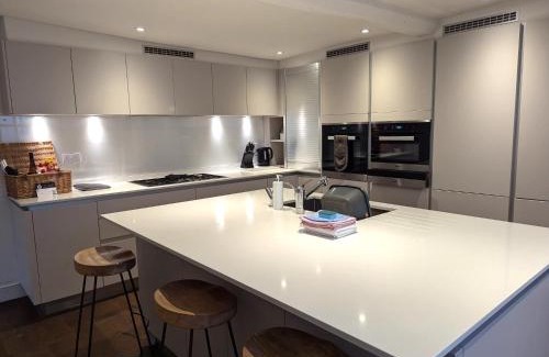 Chichester House | West Pallant Georgian Townhouse in City Centre with Courtyards, BBQ & Log Burners - Dogs Welcome! Chichester Holiday Properties