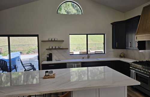 Templeton House | West Side 3BR/3BA - En suite layout, Pool&Hot Tub, nestled in oak covered hills!