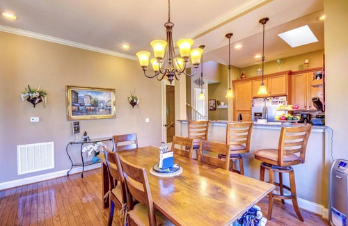 West Union House | West Union Townhome w/Patio & Lake View