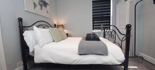 Westcliff-on-Sea Apartment | Westcliff-On-Sea Modern 2 Bedroom Apartment - FREE Parking