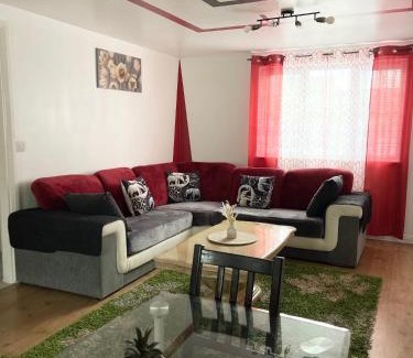 Chadwell Apartment | Westfield Gardens Apartment - 3 bedrooms