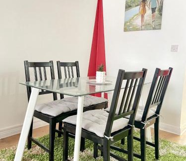 Chadwell Apartment | Westfield Gardens Apartment - 3 bedrooms