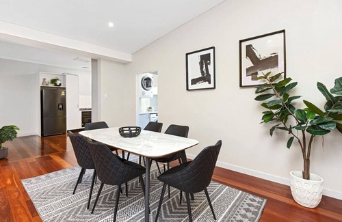 East Victoria Park Apartment | Westminster Cottage! Near Albany Hwy Cafe Strip!