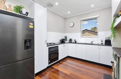 East Victoria Park Apartment | Westminster Cottage! Near Albany Hwy Cafe Strip!