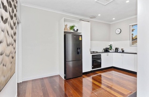 East Victoria Park Apartment | Westminster Cottage! Near Albany Hwy Cafe Strip!