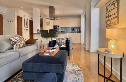 Vincent Square Apartment | Westminster Luxury Two Bed Two Bath with Air-Con