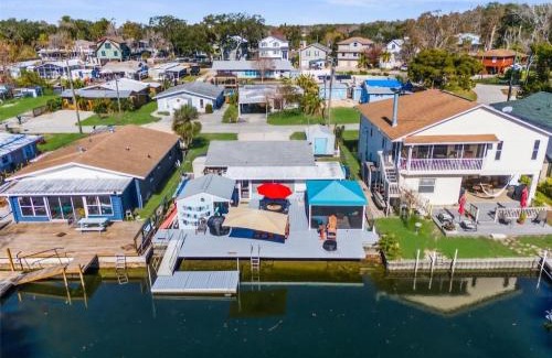 Weeki Wachee Gardens House | Wet Feet Retreat at Weeki Wachee, The Perfect Riverfront Escape