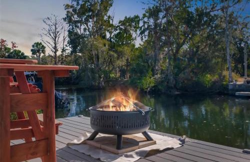 Weeki Wachee Gardens House | Wet Feet Retreat at Weeki Wachee, The Perfect Riverfront Escape