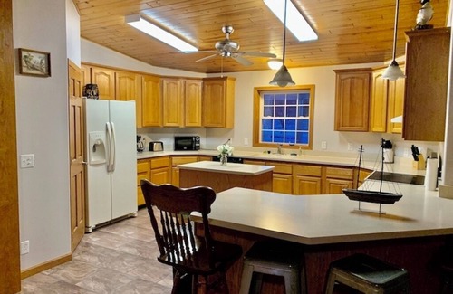 Lansing Cabin | Wexford Hollow. 6 Bedroom Cabin W/Pool & Hot Tub