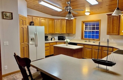 Lansing Cabin | Wexford Hollow. 6 Bedroom Cabin W/Pool & Hot Tub