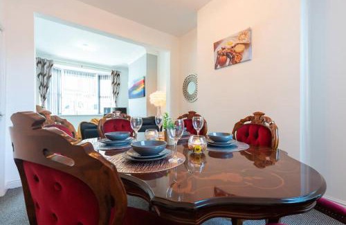 Hull House | WGcDDE Large 3 Bedroom House - Close to MKM Stadium & A63 - Garden