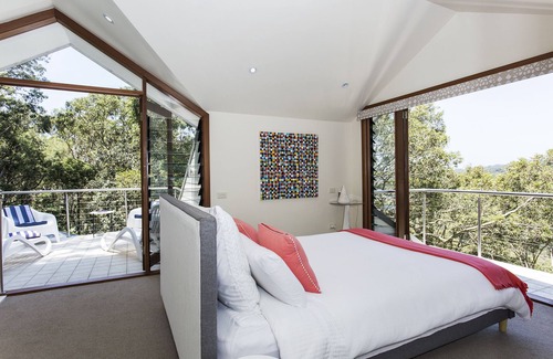 Whale Beach House | Whale Beach Modern 4 bedroom, 4 bath secluded home, ocean views in bush setting.