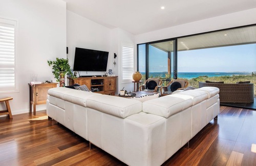Woolgoolga House | Whale Watch Headland Fabulous Ocean, Lighthouse & Mountain Views, 100m to Beach
