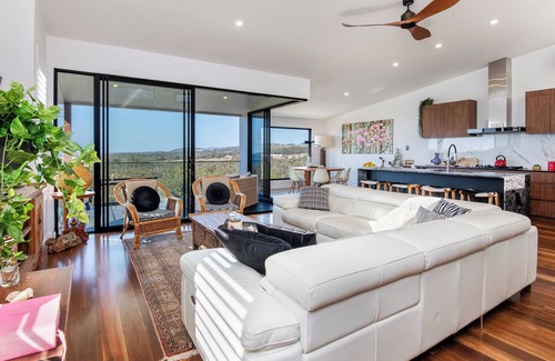 Woolgoolga House | Whale Watch Headland Fabulous Ocean, Lighthouse & Mountain Views, 100m to Beach