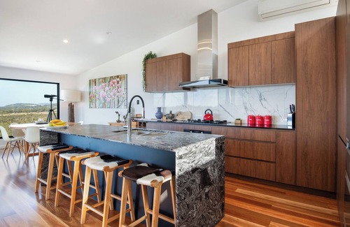 Woolgoolga House | Whale Watch Headland Fabulous Ocean, Lighthouse & Mountain Views, 100m to Beach