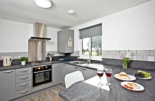 Helston House | Wheal Rose - Hot Tub - Parking - Free WiFi - On-Site Activities