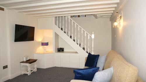 Llanfyllin House | Wheat Cottage - 5* Cyfie Farm with private covered hot tub