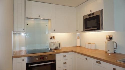Llanfyllin House | Wheat Cottage - 5* Cyfie Farm with private covered hot tub