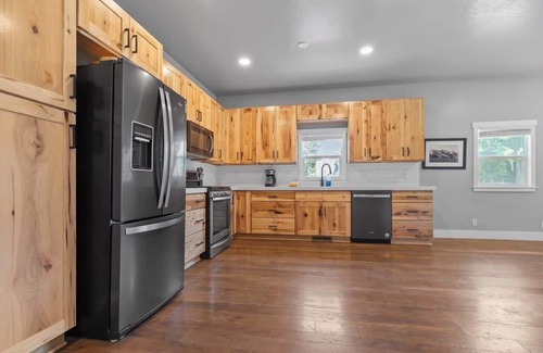 South Perry District House | Where the Cool Kids Stay | Hot Tub + Perry