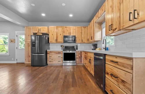 South Perry District House | Where the Cool Kids Stay | Hot Tub + Perry