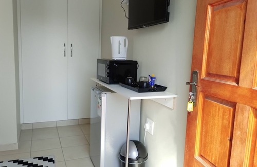 Germiston Cabin | WHERE TRANQUILITY, SERENITY, ELEGANCE & BEAUTY STAYS "HOME AWAY FROM HOME FEEL"