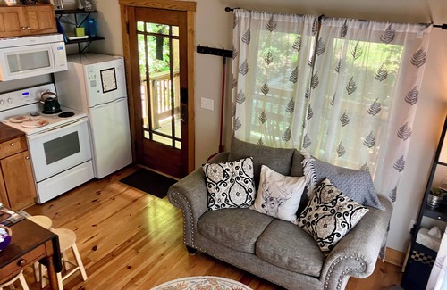 Vesuvius Cabin | Whimsical Creekside Cabin