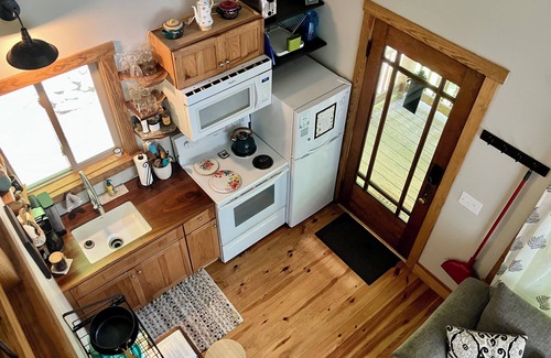 Vesuvius Cabin | Whimsical Creekside Cabin