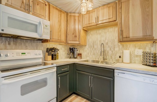 Cimarron Hills Apartment | Whimsical Wanderlust Hideaway - Cozy 2-BR w/Views, King Bed & Pet-Friendly Yard