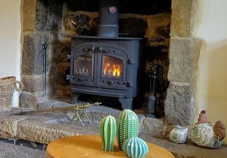 Tansley House | Whimsy by the Peaks, private parking, fenced garden, good walks, pub