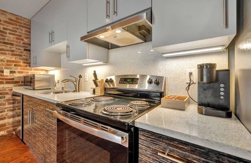 Downtown Louisville Apartment | Whiskey Row Gem - Steps to KFC Yum! Center & Bars!