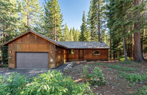 Truckee House | Whiskey Springs by AvantStay Classic Cabin Near Tahoe Donner Ski Area