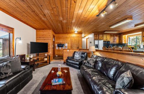 Truckee House | Whiskey Springs by AvantStay Classic Cabin Near Tahoe Donner Ski Area