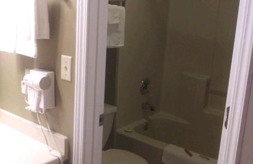 Newton Hotel | Whispering Creek Lodging & RV Resort