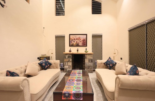Kaul Hotel | Whispering Oaks