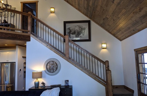 Florissant House | Whispering Pines - LUXURY Cabin-Hot Tub, Fireplace, Huge Deck, Pool Tbl, 6 Acres