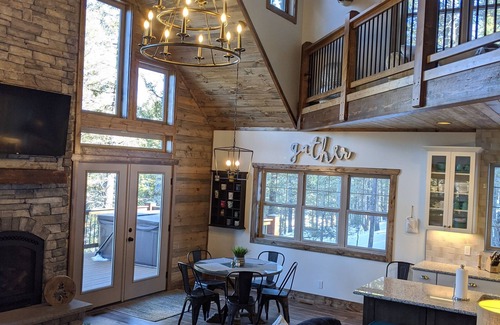 Florissant House | Whispering Pines - LUXURY Cabin-Hot Tub, Fireplace, Huge Deck, Pool Tbl, 6 Acres