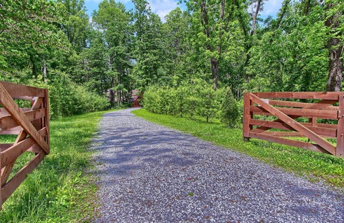 South Bloomingville Cabin | Whispering Trees Lodge , sleeps 10, 4 miles from Old Man's Cave