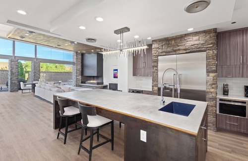 North Scottsdale House | WHISPERING WIND– NEW Luxury Scottsdale Villa w/Beach Entry Pool, Hot Tub, Games & More