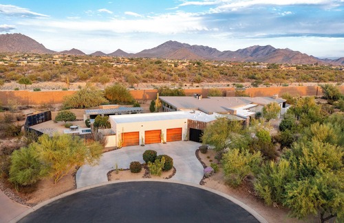 North Scottsdale House | WHISPERING WIND– NEW Luxury Scottsdale Villa w/Beach Entry Pool, Hot Tub, Games & More