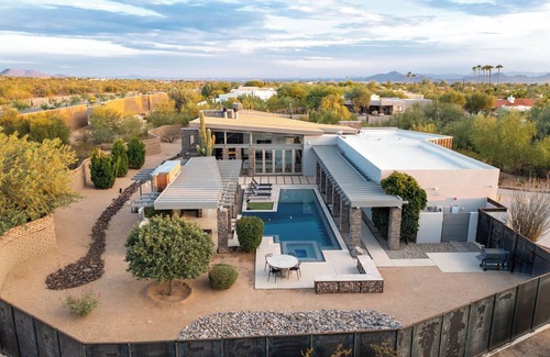 North Scottsdale House | WHISPERING WIND– NEW Luxury Scottsdale Villa w/Beach Entry Pool, Hot Tub, Games & More