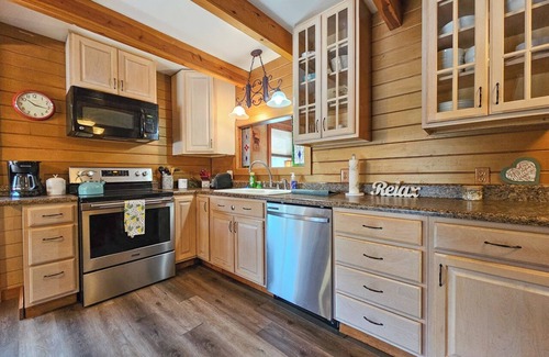 Hill City House | Whistle Stop 3 bedroom house walk downtown plenty parking