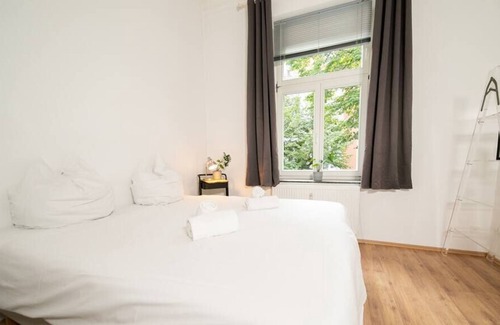 Friedrichstadt Condo | WHITE 60 SQM Apartment | Central | Balcony | Fair