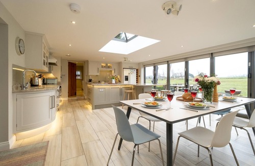 Woodbridge Cottage | White Cottage, Iken - sleeps 4 guests in 2 bedrooms