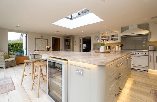 Woodbridge Cottage | White Cottage, Iken - sleeps 4 guests in 2 bedrooms