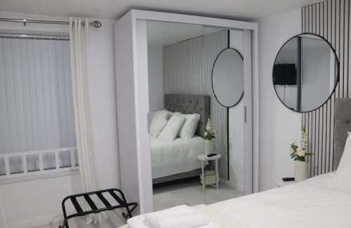 Oldham House | White Cozy Roomzzz