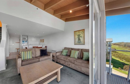 Hotham Heights House | White Crystal 209- ski-in ski-out