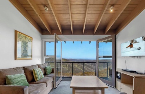 Hotham Heights House | White Crystal 209- ski-in ski-out