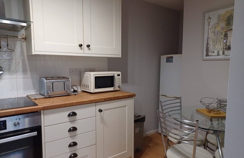 Dunstable Apartment | White Door Malt-Huku Kwetu (Dunstable)