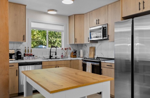 Springfield House | White Guesthouse with a Pool